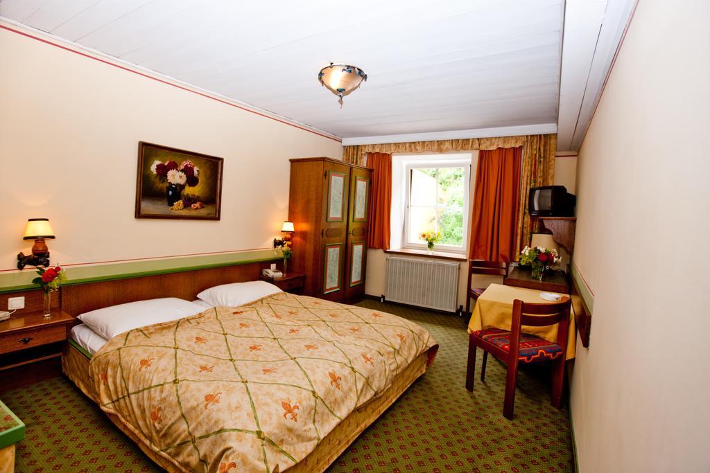 Hotel Gasthof Lercher ムーラウ 部屋 写真